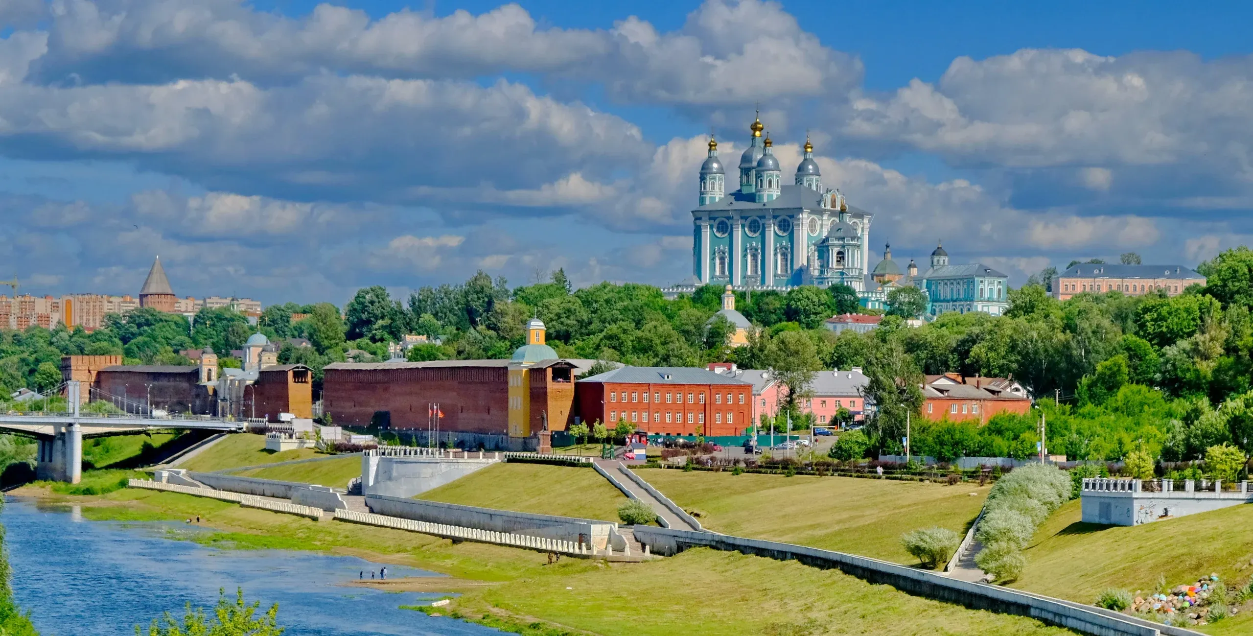 Смоленская крепостная стена и Успенский собор с высоты